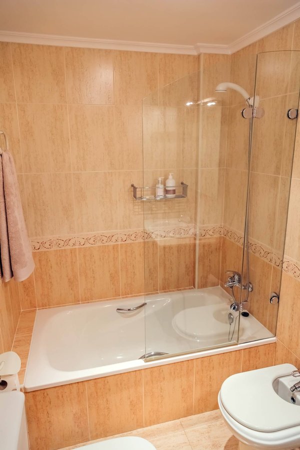 Acheter un pare-baignoire : choisir le meilleur matériau